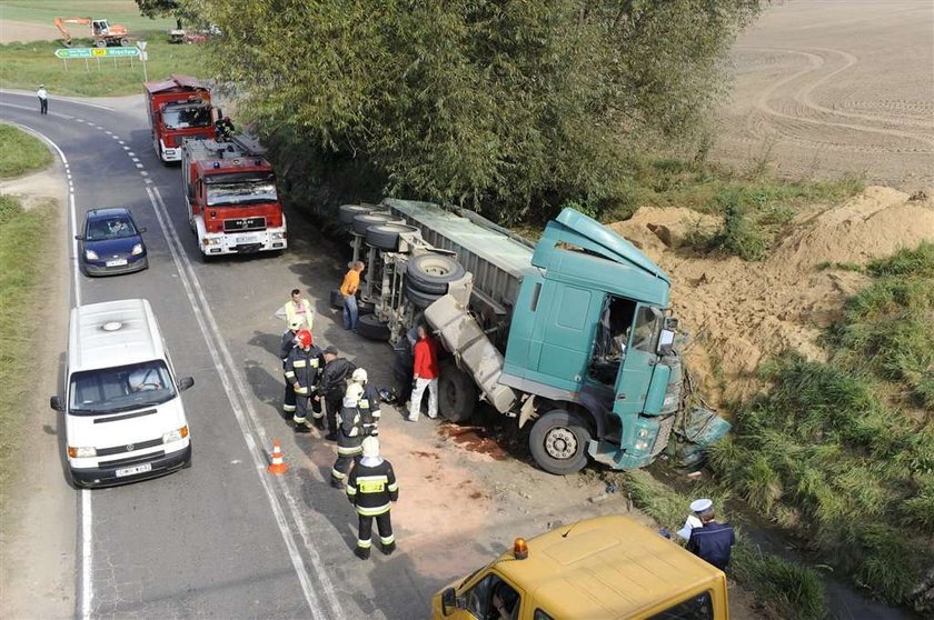 Tir pełen piachu wypadł z drogi