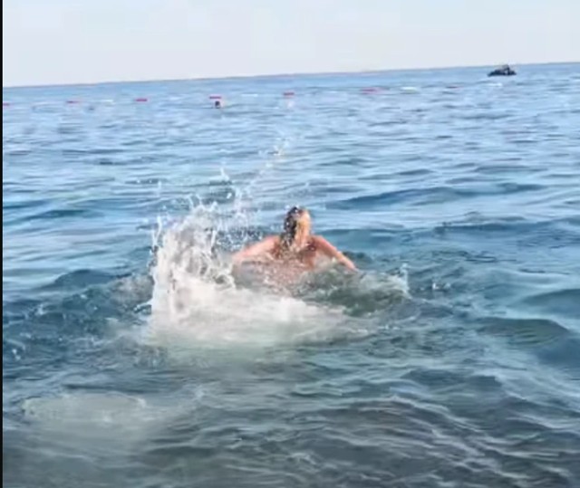 Jovana Jeremić pliva kraul u moru 