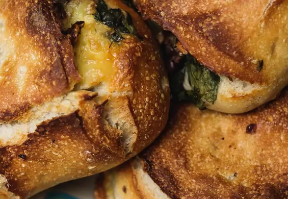 Chrupiący żydowski chlebek z ziołami - prosty przepis na aromatyczne śniadanie