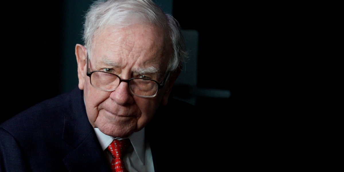 Warren Buffett nie ściga się z rynkiem, a co najwyżej sam ze sobą, śrubując kolejne rekordy wyceny Berkshire Hathaway lub zgromadzonej na jej kontach gotówki - komentuje w rozmowie z BI Polska Tomasz Jaroszek, bloger inwestycyjny i współautor książki "Śladami Warrena Buffetta". 