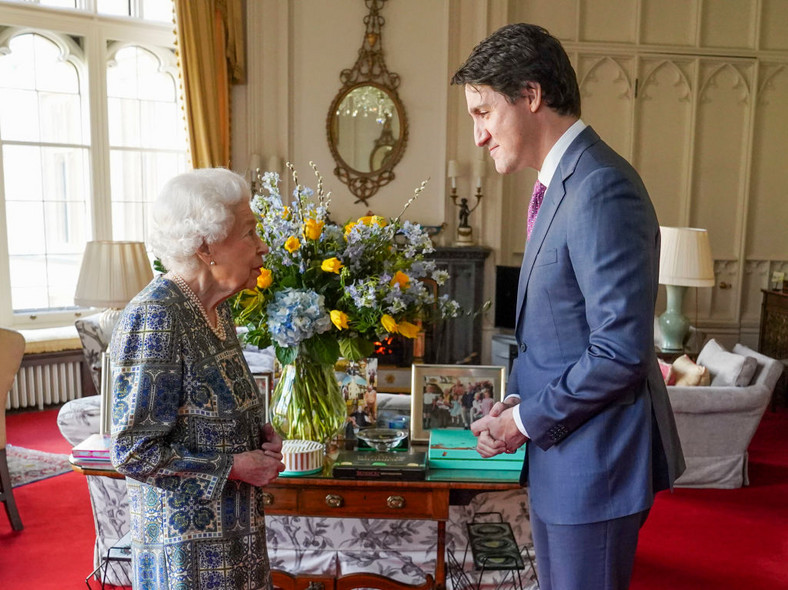 Elżbieta II i Justin Trudeau w zamku Windsor w 2022 r.