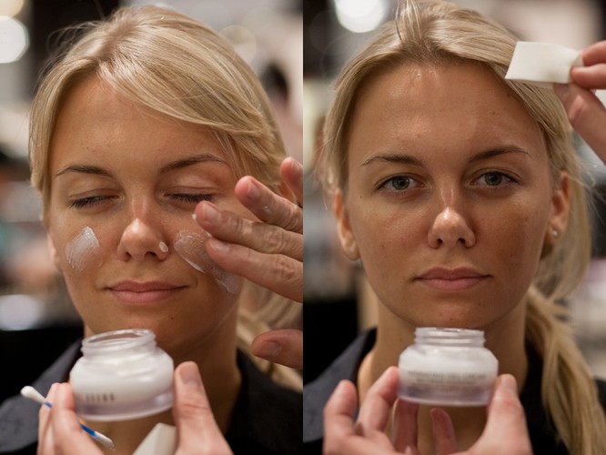 Krem należy delikatnie, ale staranie wklepać w twarz, nie omijając żadnego jej miejsca. Nadmiar kosmetyku warto usunąć gąbeczką, aby nie powodował świecenia się cery i nie utrudniał nakładania makijażu.