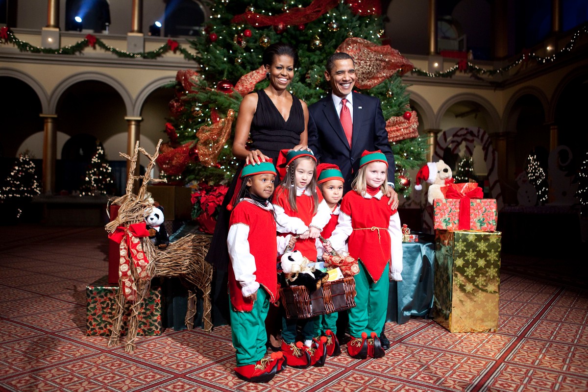 Barack Obama z żoną Michelle oraz dziećmi przebranymi ze elfy podczas tradycyjnego, świątecznego koncertu