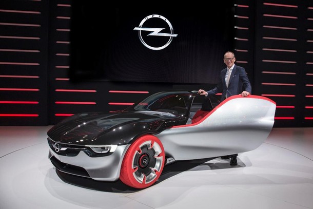 Dyrektor generalny Grupy Opel, dr Neumann, prezentuje sportowy samochód przyszłości GT Concept