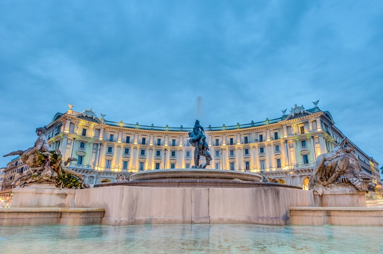 Piazza della Repubblica - Plac otoczony jest ciężkimi, monumentalnymi gmachami, bardzo typowymi dla XIX-wiecznej przebudowy stolicy Włoch, kiedy to miasto stało się centrum zjednoczonego państwa.