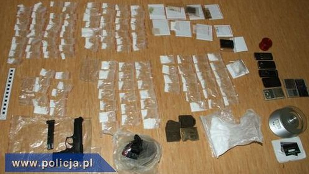 Blisko 1,5 kg narkotyków oraz posiadaną bez wymaganego zezwolenia broń gazową wraz z amunicją zabezpieczyli policjanci u 33-letniego mieszkańca Opola.