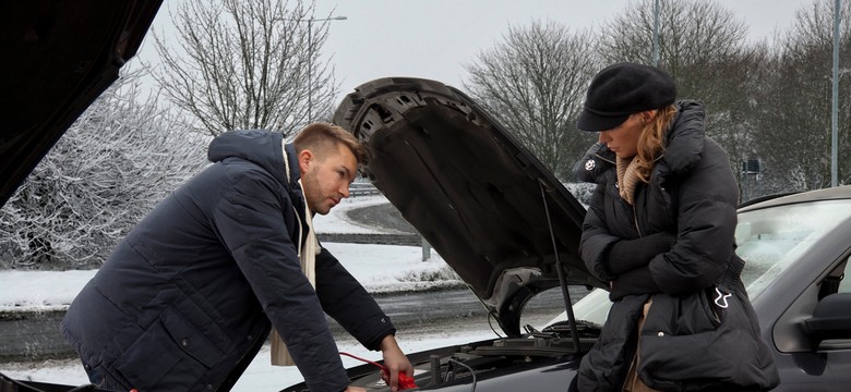 Silnik i akumulator chorują zimą? Ekspert radzi, jak uchronić auto od awarii