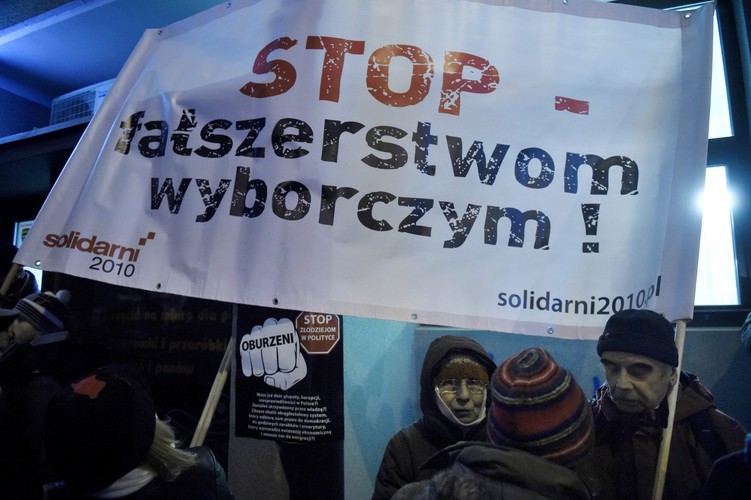Manifestacja przed siedzibą Państwowej Komisji Wyborczej