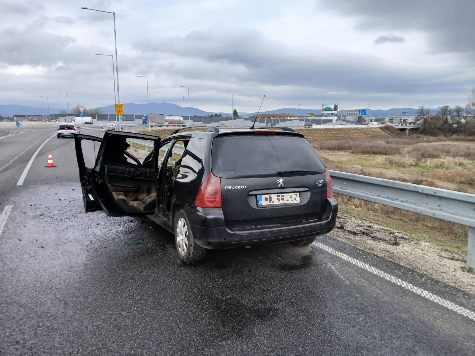Trenčianski hasiči hasili horiace auto v Trenčianskej Turnej.