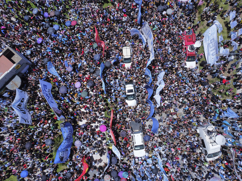 Tysiące ludzi protestują na ulicach Buenos Aires przeciwko polityce nowego prezydenta