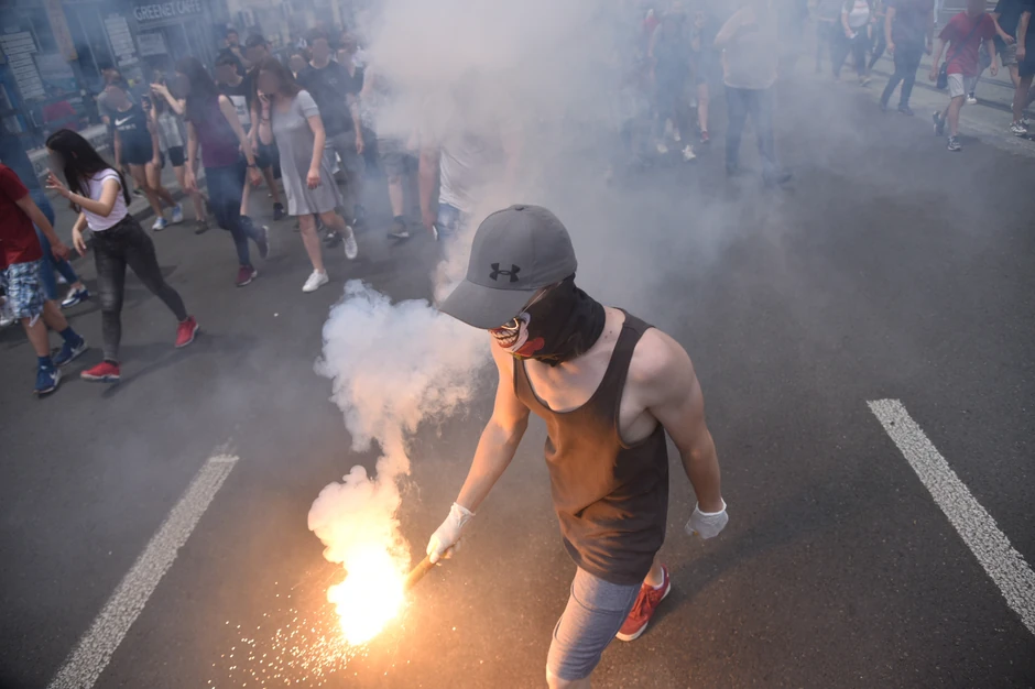 Momci sa fantomkama i bakljama na čelu kolone