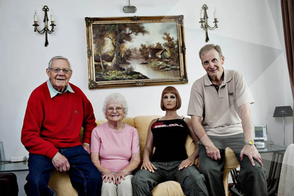 Karn (55) i njegova lutka Alisa, zajedno sa Karnovim roditeljima