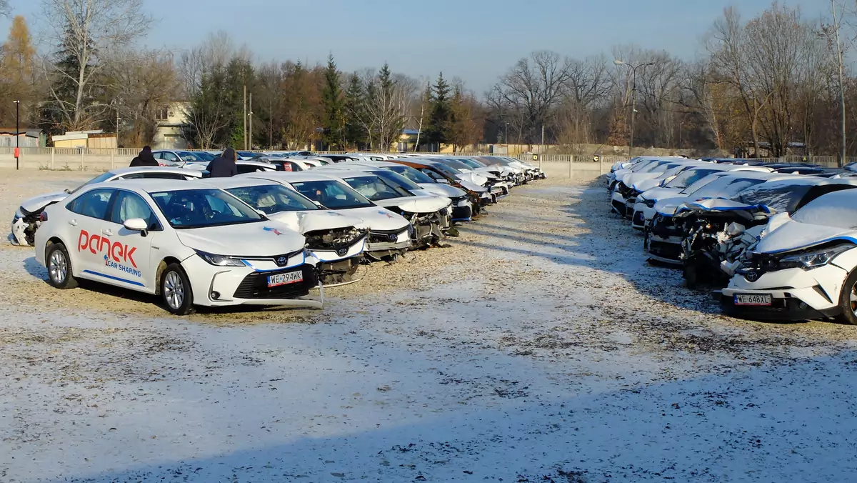 Skład wraków samochodów carsharingowych na warszawskiej Białołęce