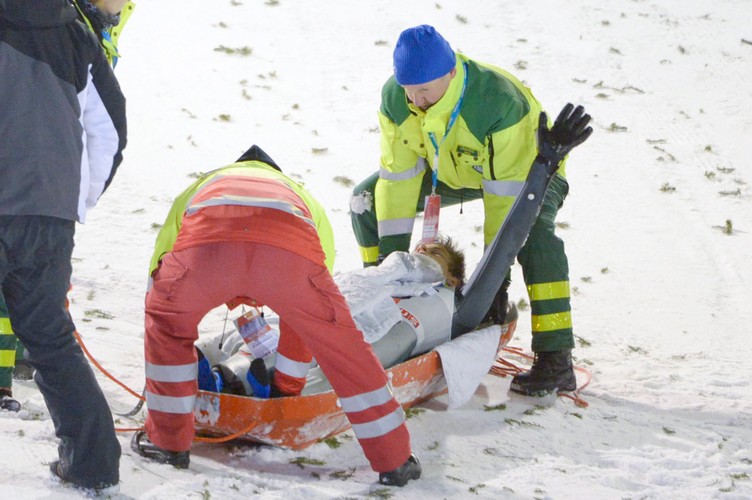 Fatalne upadki na skoczni w Kuusamo. Wellinger i Lanisek trafili do szpitala