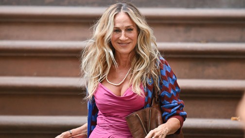 Sarah Jessica Parker új reklámfilmje nem is lehetne menőbb, a 60 éves színésznő jobb formában van, mint valaha