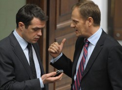 Co szepcze Nowak do ucha premiera