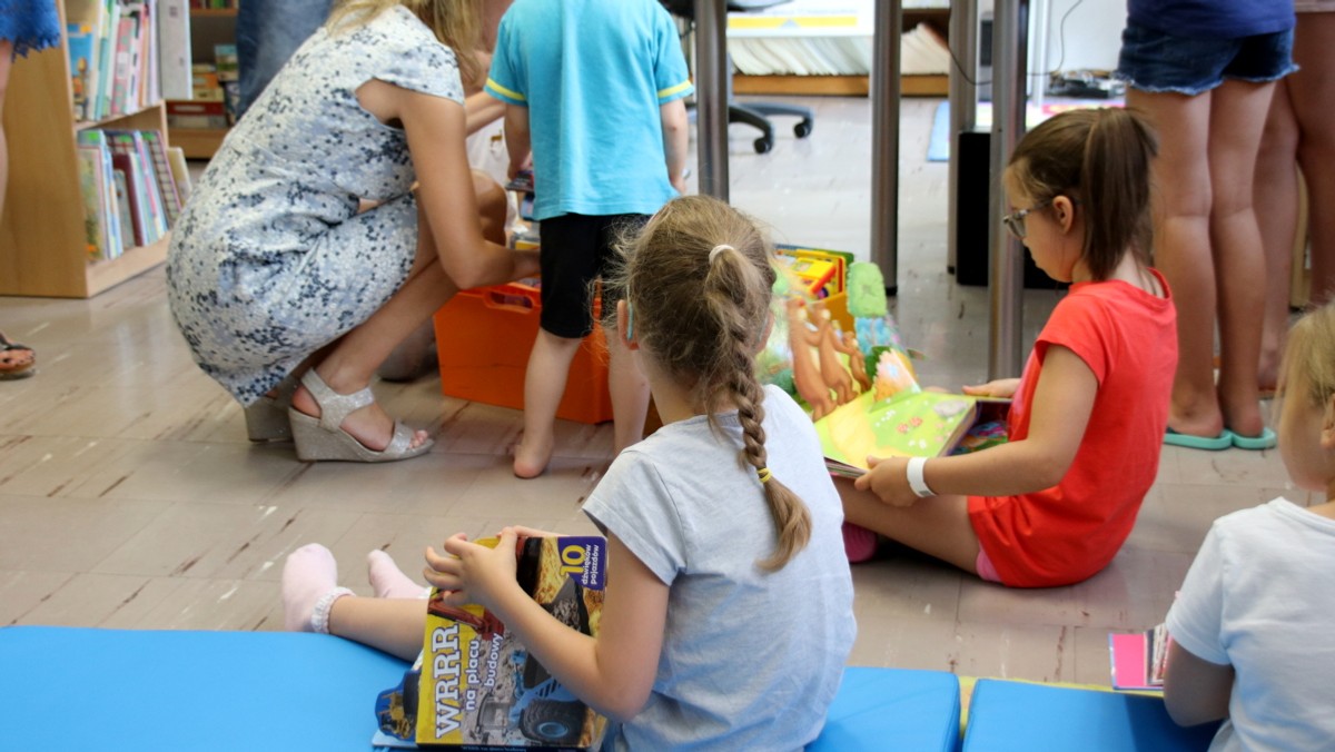 Ponad 200 książek zakupionych za pieniądze zebrane podczas kiermaszu towarzyszącego tegorocznej Nocy Bibliotek w Książnicy Podlaskiej im. Łukasza Górnickiego w Białymstoku, trafiło do Filii nr 10 mieszczącej się w Dziecięcym Szpitalu Klinicznym.