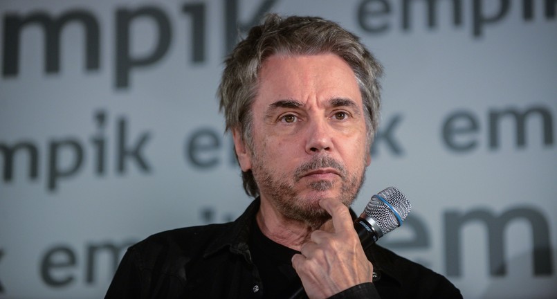 Jean-Michel Jarre podczas spotkania z wielbicielami w warszawskim Empiku opowiedział o powstawaniu albumu "Electronica 1: The Time Machine" – dwuczęściowego projektu, w którym Francuz chciał przedstawić kilka dekad muzyki elektronicznej. I w który zaangażowało się w sumie 30 artystów, w tym członków M83, Tangerine Dream, Massive Attack czy Gesaffelsteina. Ale zanim zaprosił ich do studia, postanowił osobiście poznać wszystkich gości, odwiedzając ich w najróżniejszych częściach świata.