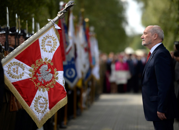 Minister obrony narodowej Antoni Macierewicz podczas uroczystości z okazji 96. rocznicy Cudu nad Wisłą i święta Wojska Polskiego