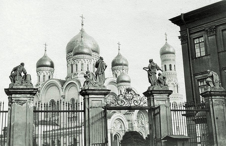 Sobór św. Aleksandra widziany zza bramy Pałacu Brühla, ok. 1910 roku.