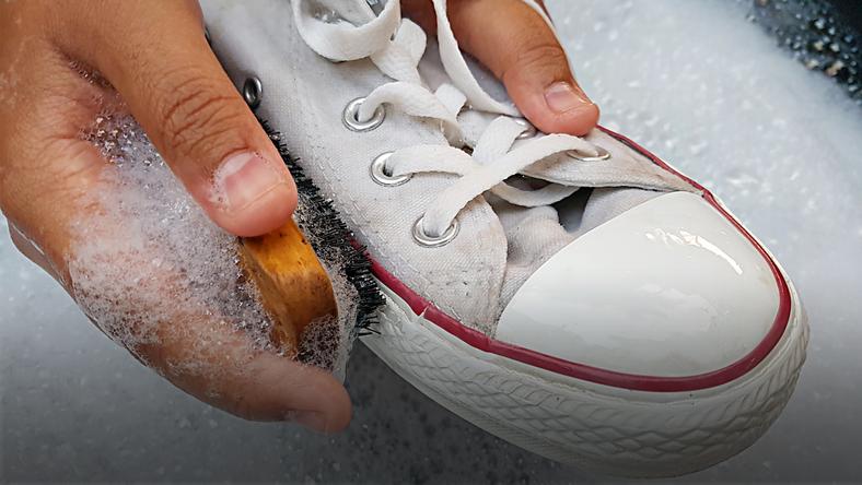 Jak wyczyścić białe buty szarym mydłem?