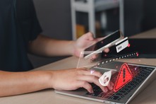 PESEL na celowniku oszustów. Niepokojący obraz młodych – w tej grupie wiekowej co trzecia osoba padła ofiarą kradzieży danych