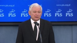 "To skandaliczne i niemoralne". Kaczyński o zapowiedzi usunięcia tablic smoleńskich