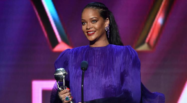 Piacra dobnak egy ruhát, amivel Rihanna felrobbantotta az internetet - a bevételt a #BlackLivesMatter kapja