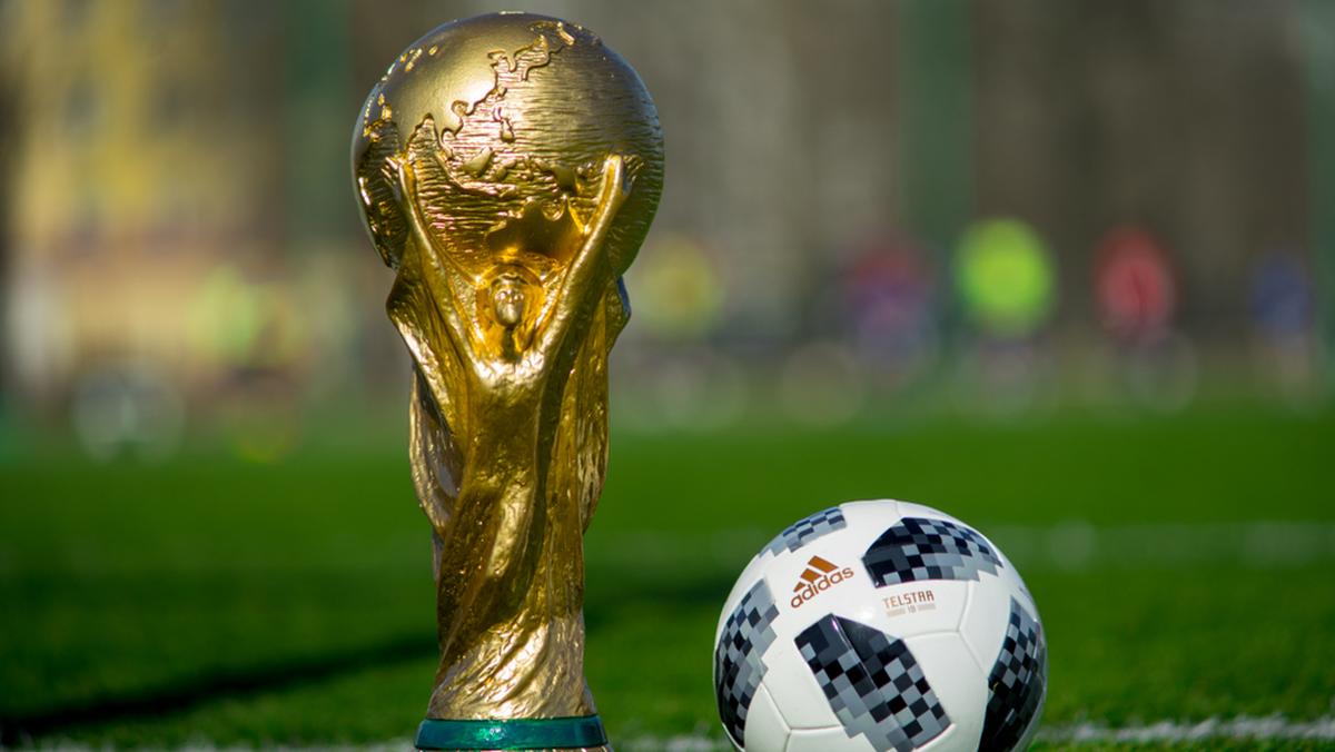 Najcenniejsze piłkarskie trofeum mierzy 36 cm, waży ponad 6 kg i jest  wykonane z 18-karatowego złota - Dziennik.pl