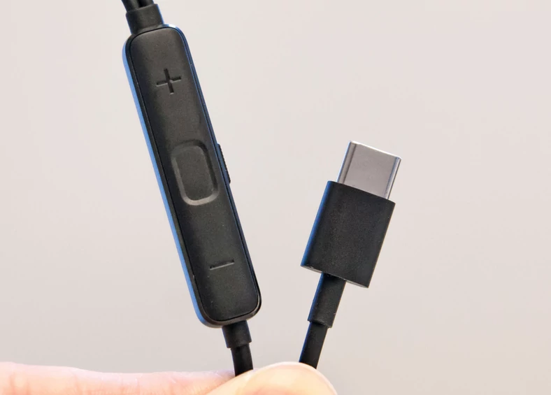 Moduł sterujący i wtyczka USB-C. Mikrofon ma swoje miejsce bliżej koreczków dousznych