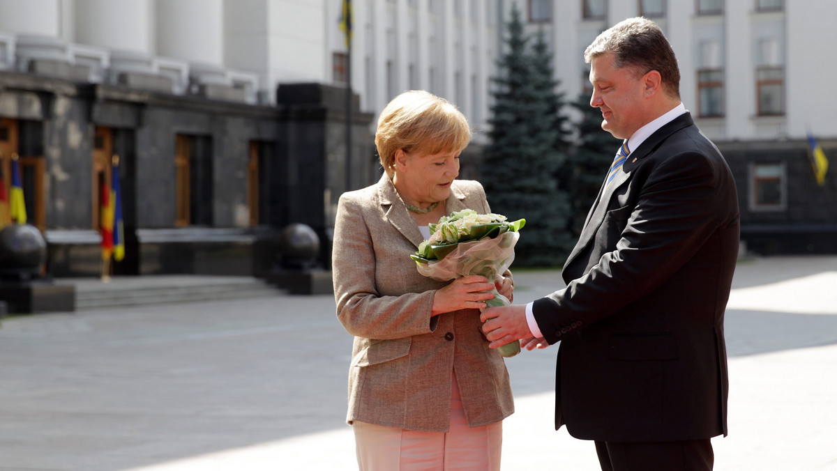 Wizytę kanclerz Angeli Merkel w Kijowie należy odczytać jako dobitny sygnał pod adresem Rosji, że Unia Europejska, a przede wszystkim Niemcy, nie opuszczą Ukrainy w potrzebie - pisze dziennik "Der Tagesspiegel".