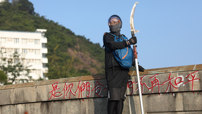 Egyre durvábbá fajul a tüntetés Hongkongban: nindzsaharcosnak öltözve harcolnak a rendőrökkel a tüntetők