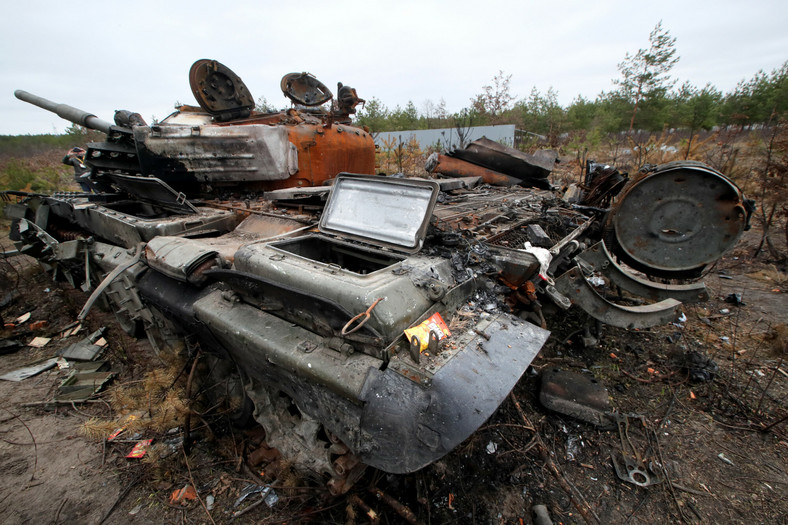 Zniszczony rosyjski sprzęt wojskowy we wsi Dmitrówka 