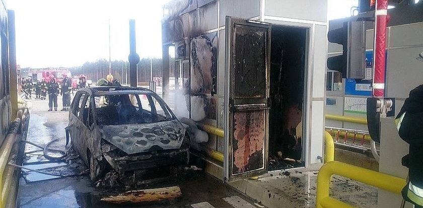 Pożar forda na autostradzie A2. Spłonęły dwie kasy biletowe