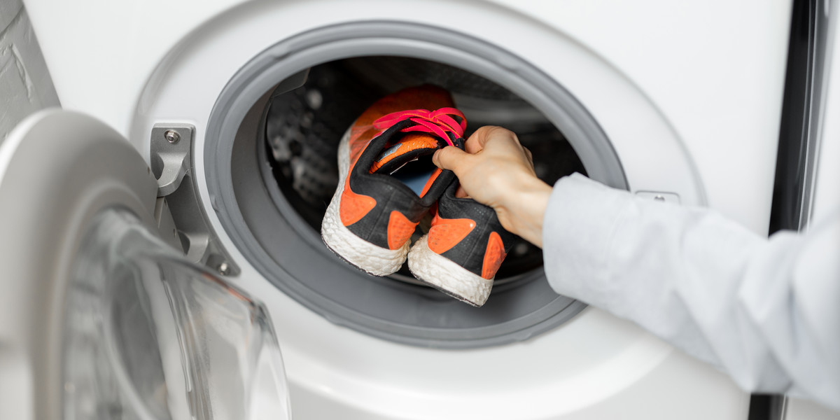 Jak prać buty w pralce? Nie wszystkie się do tego nadają