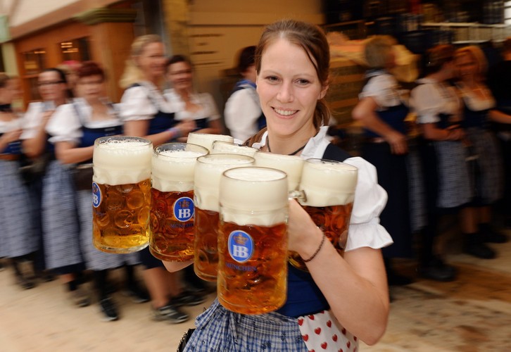 Kelnerka z piwem na Oktoberfest 2014 .<br><br> fot. EPA / Andreas Gebert Dostawca: PAP / EPA.