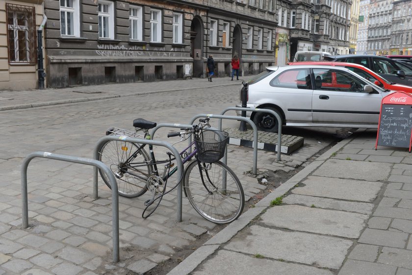 Stojaki rowerowe na wrocławskim Nadodrzu