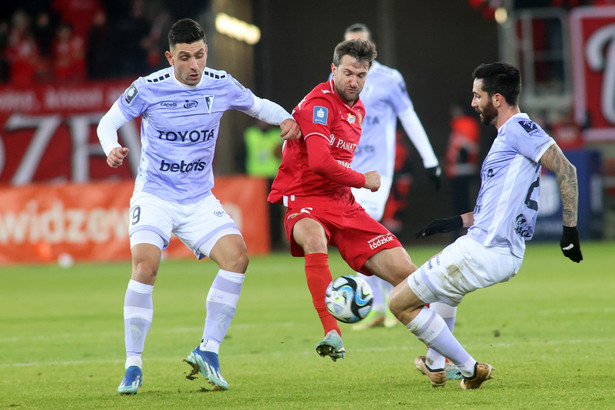 Zawodnik Widzewa Łódź Marek Hanousek (C) oraz Joao Gamboa (P) i Efthymios Koulouris (L) z Pogoni Szczecin podczas meczu 19. kolejki piłkarskiej Ekstraklasy