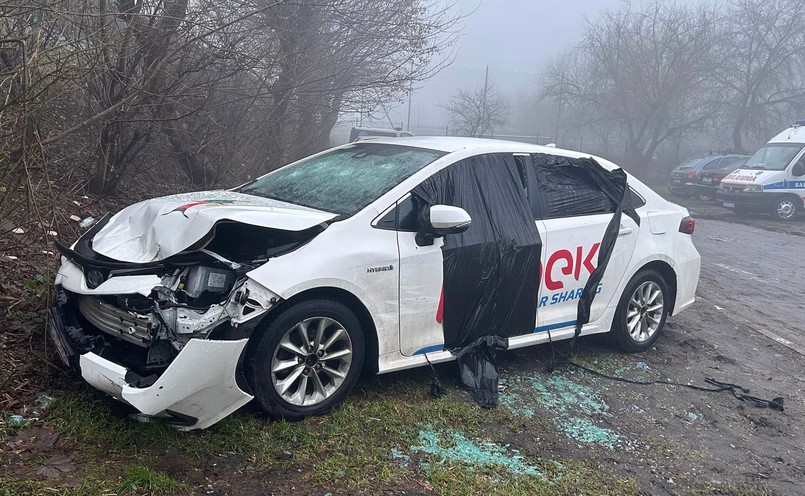 Panek Carsharing i dzikie złomowisko rozbitych samochodów na parkingu osiedlowym