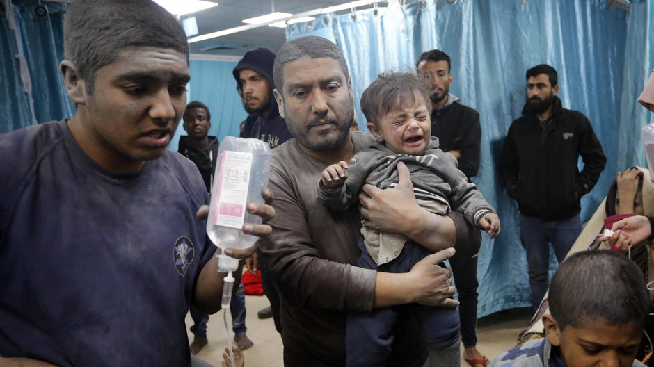Palestyńskie dzieci w szpitalu w Strefie Gazy po izraelskim ataku na ich domy