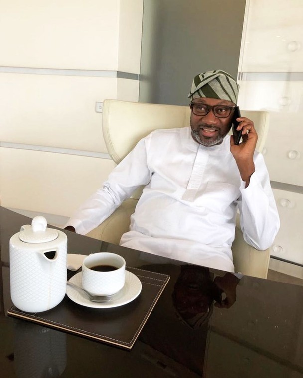 Richard Mofe-Damijo had in 2019, announced that Femi Otedola would be taking over Victor Olaotan's medical bills. According to him, he reached out to the billionaire businessman who decided to take over the entire hospital bills of the actor. [Instagram/Femi Ote]