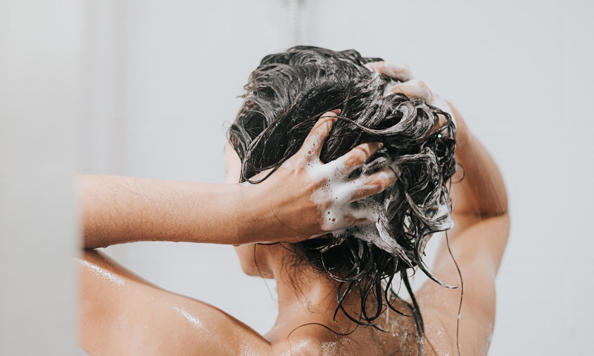Ten szampon z kofeiną obudzi twoje cebulki! Włosy uniesione u nasady, świeżość na dłużej