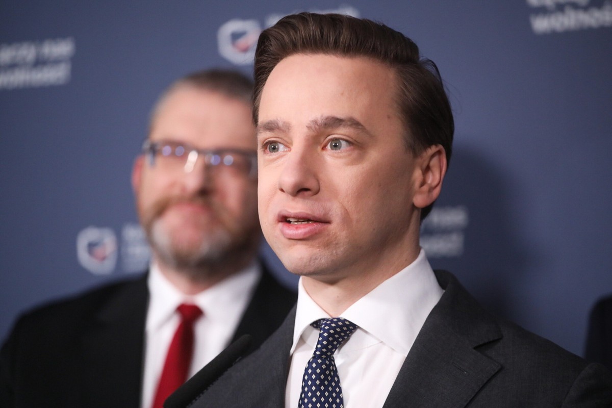 Krzysztof Bosak i Grzegorz Braun (na drugim planie) z Konfederacji