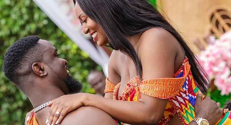 Sarkodie and Tracy take traditional Kente wedding to a new fashion level