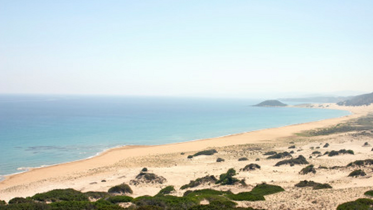 Dla lubiących wypoczynek na plaży pustynia w Europie nie jest raczej miejscem, do którego chcieliby się udać. Ale każdego lata miłośnicy słońca z Francji i Włoch przybywają na pustynne wybrzeże na północy Korsyki, by wylegiwać się na perliście białych plażach i pływać w turkusowej wodzie.