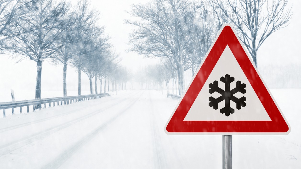 SHMÚ varuje pred víchricou na horách a snehovými jazykmi. (ilustračné foto)