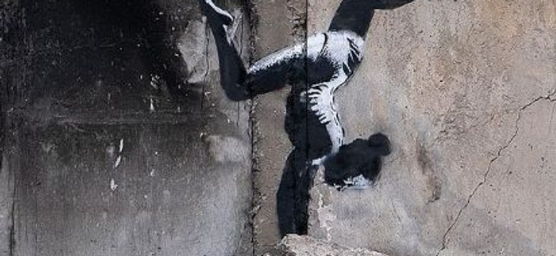 Banksy w Borodiance. Młoda gimnastyczka balansuje na ruinach