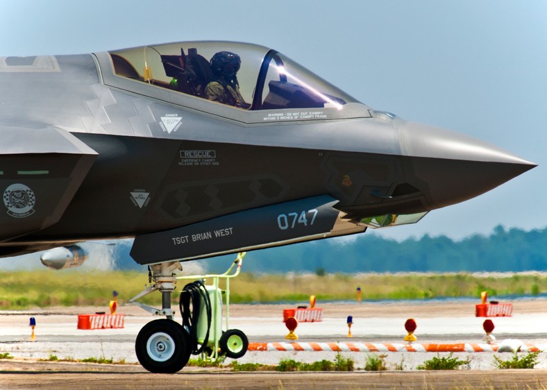 Czujnik systemu DAS (ANAAQ-37 Electro-Optical Distributed Aperture System) widoczny w przeźroczystej owiewce pod dziobem samolotu F-35A.