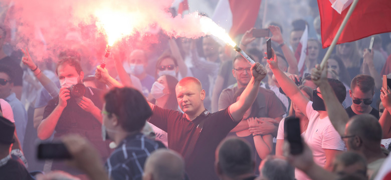 Marsz Powstania Warszawskiego. Policja interweniowała przez tęczowe flagi?