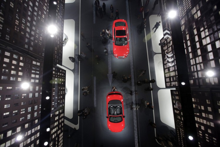 Międzynarodowa wystawa aut Frankfurt International Motor Show 2013 w obiektywie Jasona Aldena. Na zdjęciu samochody marki Audi obijające się w lustrzanym suficie hali wystawowej. Organizowana w Niemczech wystawa jest największą tego typu imprezą motoryzacyjną w Europie. Fot. Bloomberg's Best Photos 2013